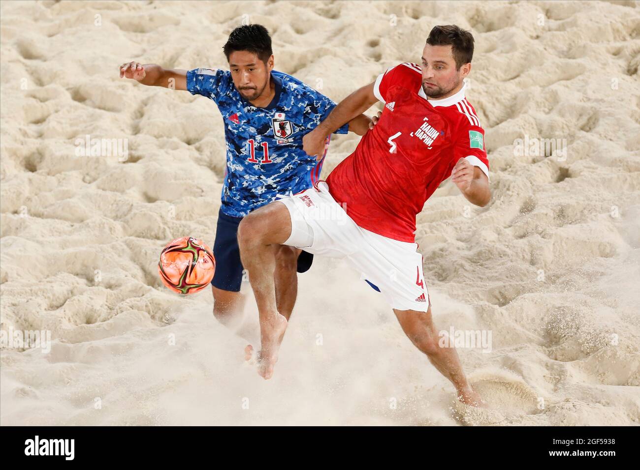 Moskau, Russland. 23. August 2021; Luzhniki Stadium, Moskau, Russland: FIFA World Cup Beach Football Turnier; Masanori Okuyama aus Japan fordert den Russen Aleksey Makarov während des Spiels zwischen Japan und Russland für die 3. Runde der Gruppe A Credit: Action Plus Sports Images/Alamy Live News Stockfoto