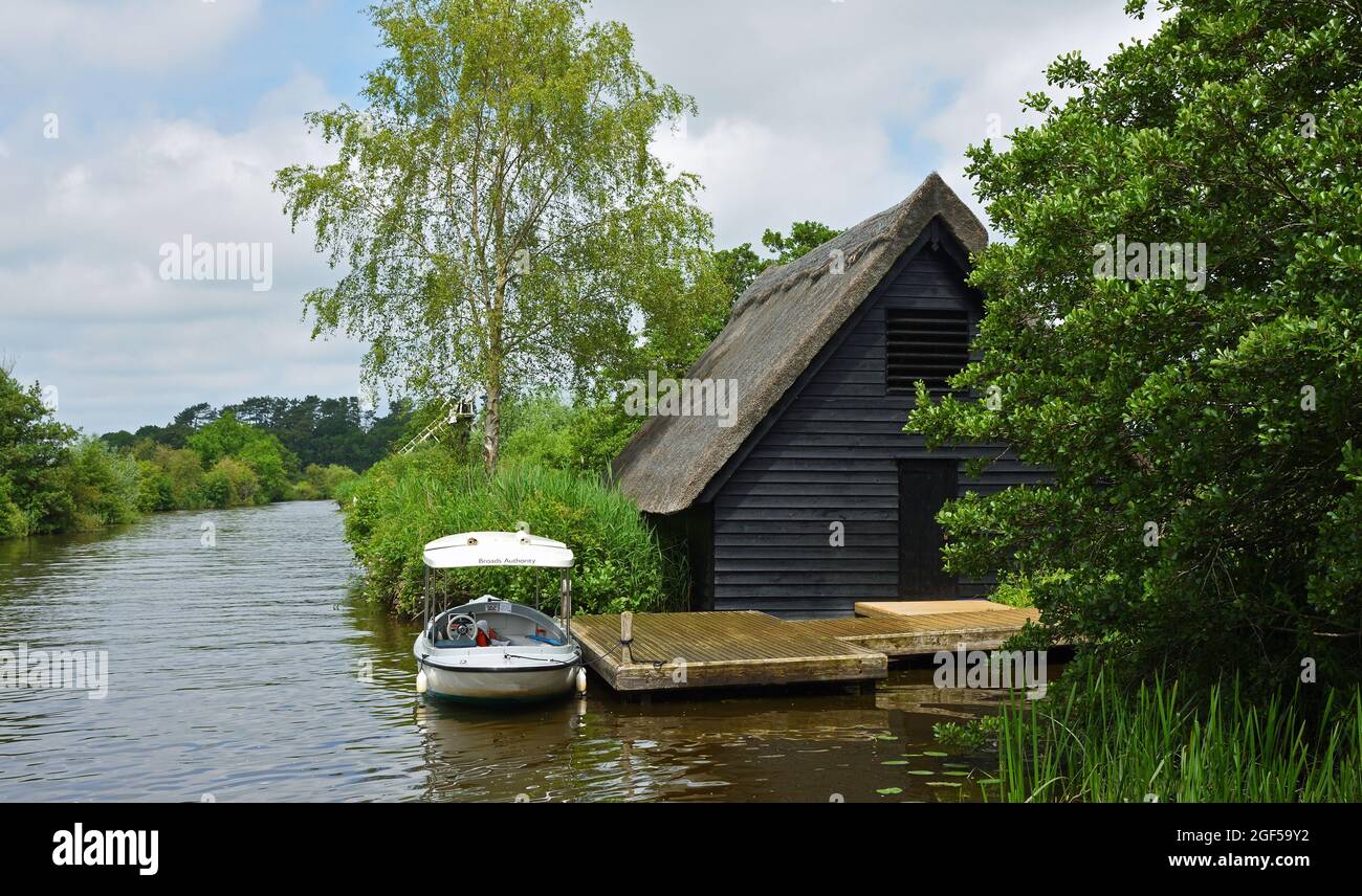 Electric Water Taxi - Ausflug Boot von alten Bootshaus auf dem Fluss Ant Norfolk Board vertäut Stockfoto