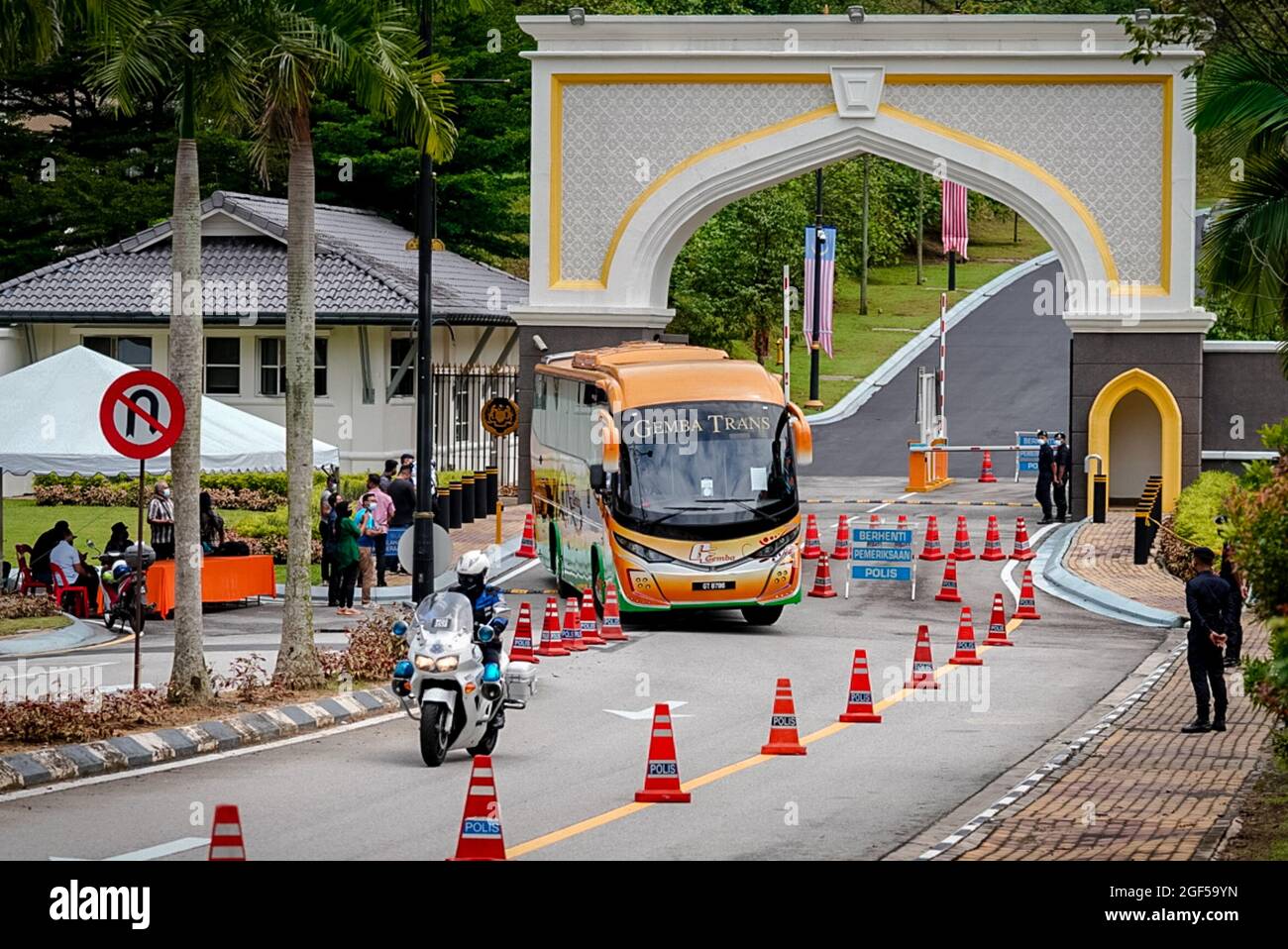 Kuala Lumpur, Malaysia. August 2021. Ein Bus, der den 9. Malaysischen Ministerpräsidenten, Datuk Seri Ismail Sabri Yaakob, zusammen mit mehreren anderen UMNO-Abgeordneten transportiert, kommt in Istana Negara an, um an einem Sondertreffen mit dem Yang di-Pertuan Agong, Al-Sultan Abdullah Ri'ayatuddin Al-Mustafa Billah Shah in Kuala Lumpur teilzunehmen. (Foto von Syaiful Redzuan/SOPA Images/Sipa USA) Quelle: SIPA USA/Alamy Live News Stockfoto