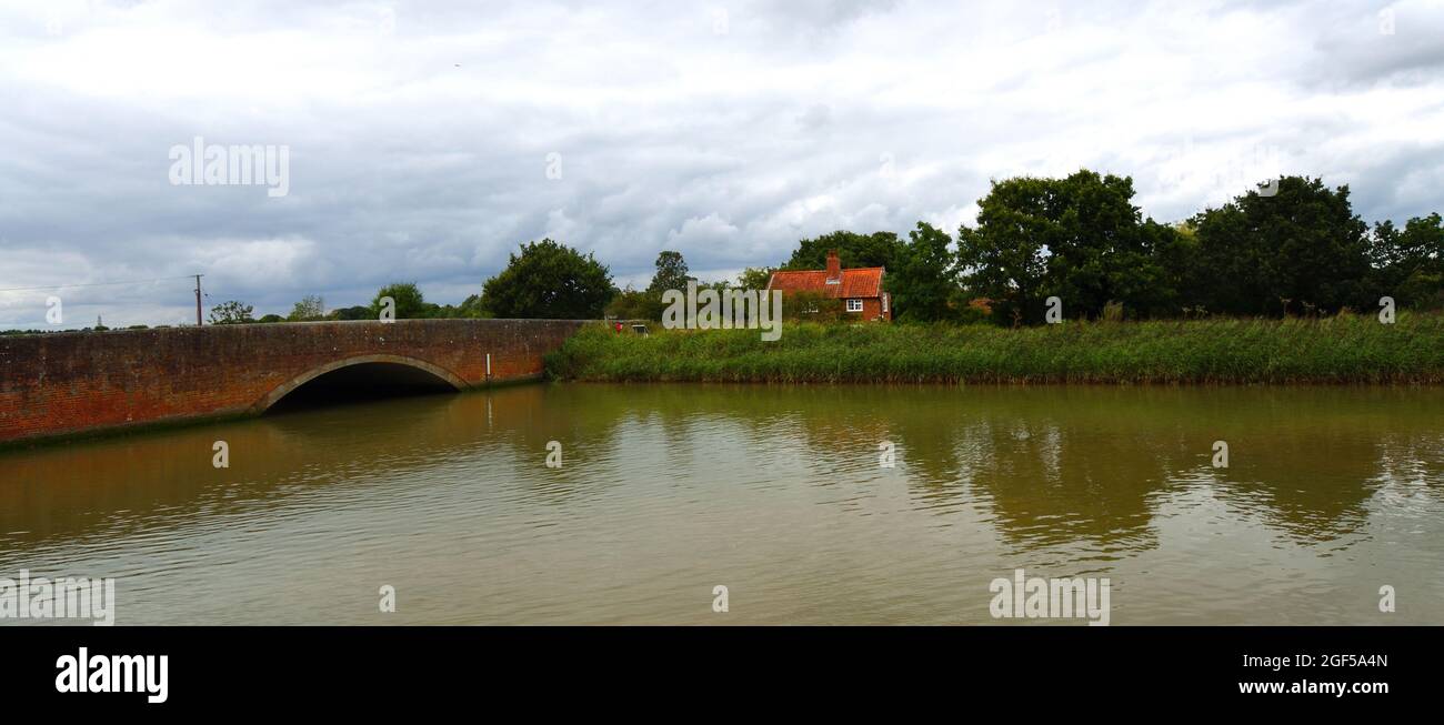 Brücke über den Fluss Alde bei Snape mit Schilf und Hütte Stockfoto