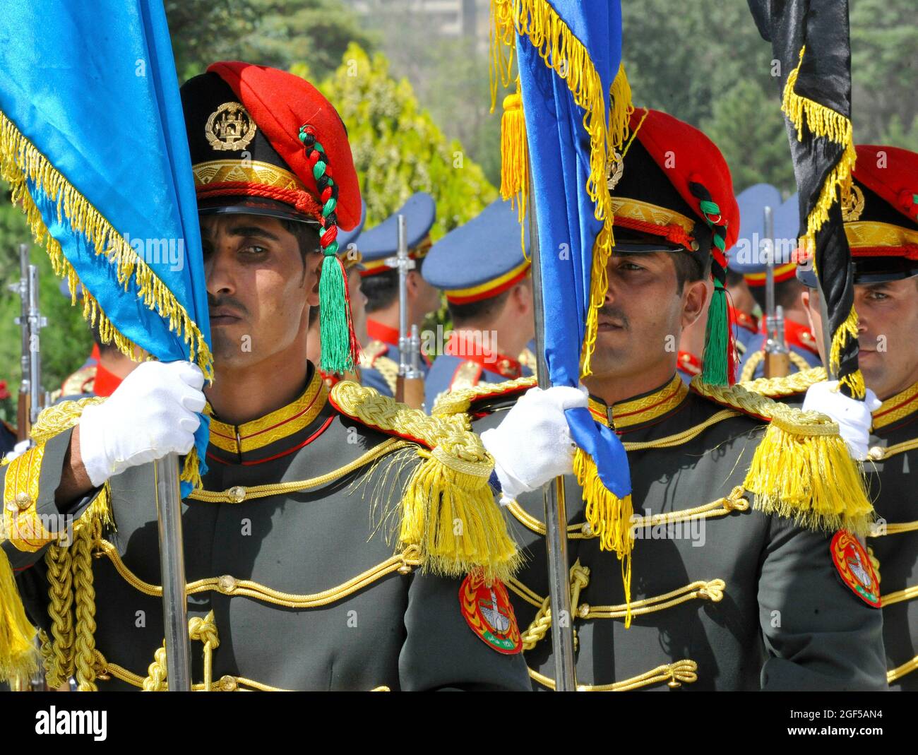 KABUL, Afghanistan (August 19, 2018) Mitglieder der afghanischen Streitkräfte Ehrengarde vorhanden Farben bei einem Afghanistan Independence Day Zeremonie im Verteidigungsministerium Aug.19, 2018 in Kabul, Afghanistan. Afghanistan seine Unabhängigkeit Aug 19, 1919 und es feiert den 99. Jahrestag dieses Jahr. (U.S. Air Force Foto von Tech. Sgt. Sharida Jackson) Stockfoto