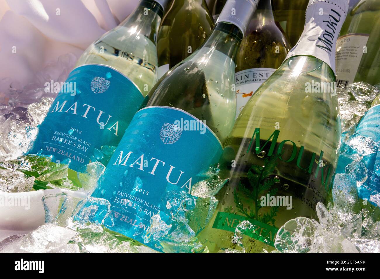 Neuseeländische Weinflaschen auf Eis Matua-Sauger Blanc in EINEM Restaurant Auckland Neuseeland Stockfoto