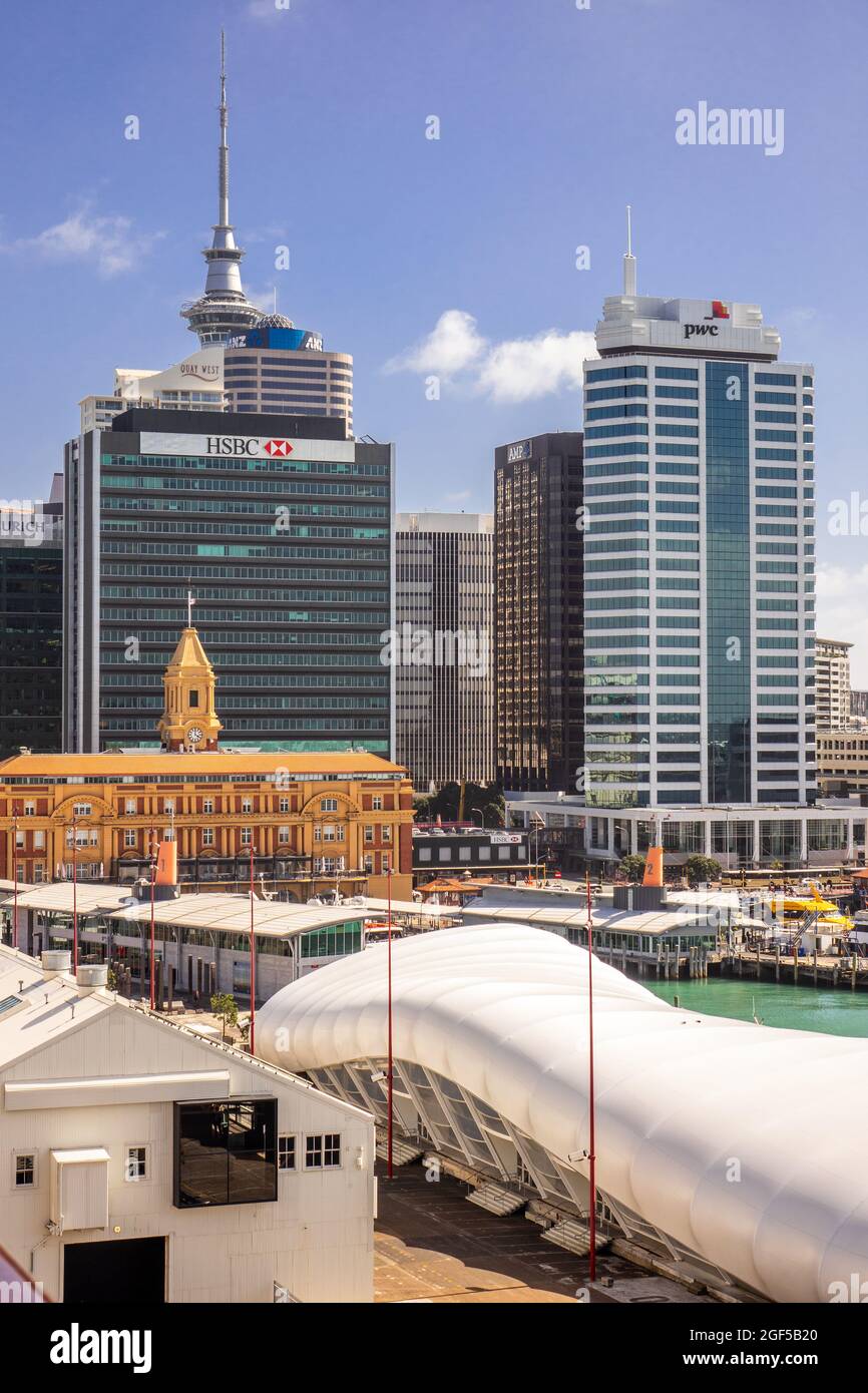 HSBC Bank Building und historisches Downtown Ferry Building im Stadtzentrum von Auckland Sky Tower im Hintergrund Cruise Port Terminal New Zealand Vertikal Stockfoto