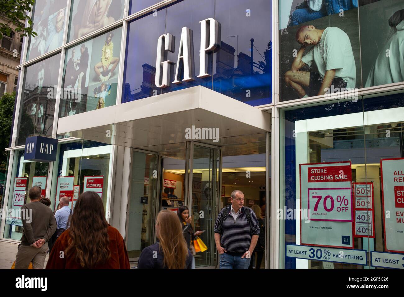Außenansicht des FLAGSHIP Stores der GAP London Oxford Street in der Nähe der Bond Street mit Beschilderung und Fenstern - 17. August 2021 - Verkaufsschluss Stockfoto