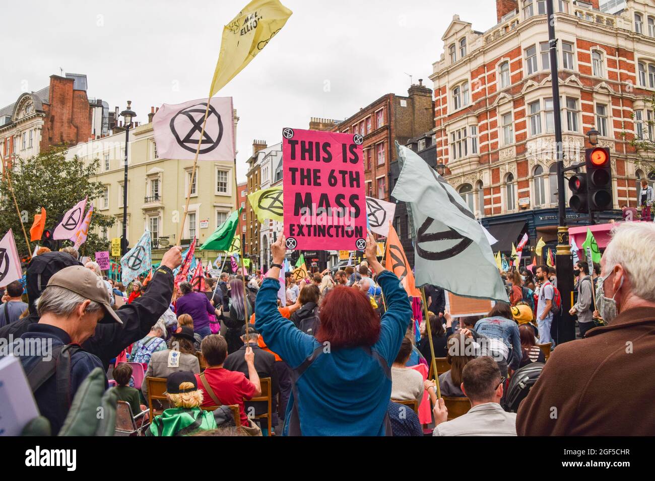London, Großbritannien. August 2021. Extinction Rebellion Protestierende in Covent Garden zu Beginn ihrer zweiwöchigen Kampagne Impossible Rebellion. (Kredit: Vuk Valcic / Alamy Live News) Stockfoto