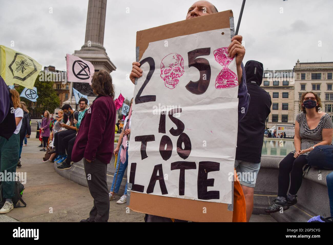 London, Großbritannien. August 2021. Extinction Rebellion Protestierende am Trafalgar Square zu Beginn ihrer zweiwöchigen Kampagne Impossible Rebellion. (Kredit: Vuk Valcic / Alamy Live News) Stockfoto