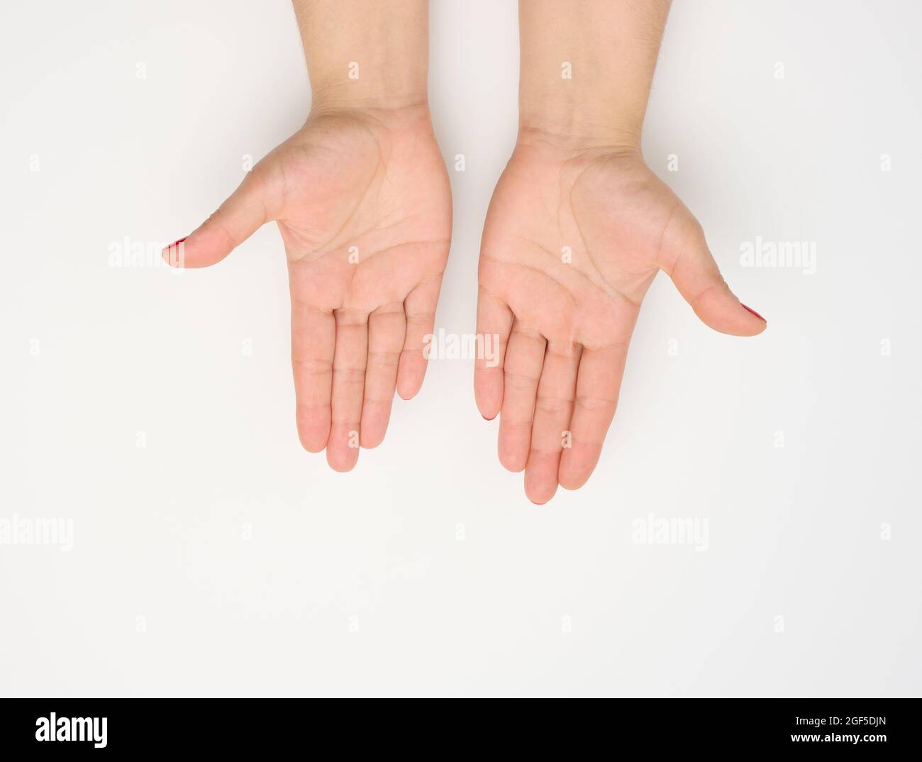 Zwei weibliche Hände mit rot bemalten Nägeln in einer Gebetshaltung auf weißem Hintergrund, Draufsicht Stockfoto