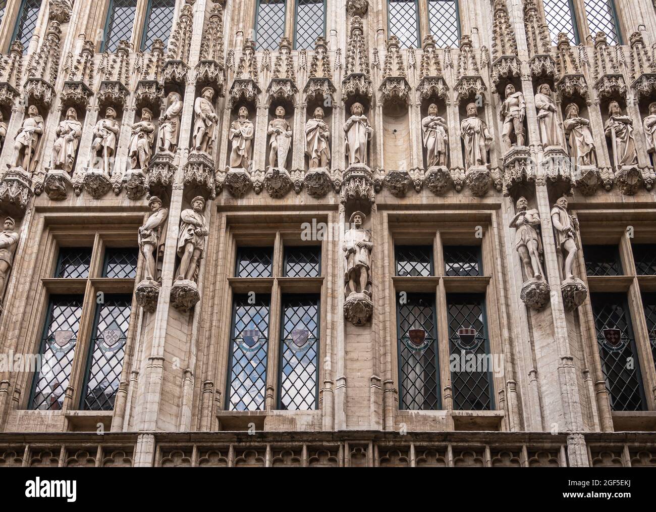 Brüssel, Belgien - 31. Juli 2021: Detail der Seitenfassade des Rathauses zeigt Reihen aller verschiedenen Personenstatuen in ihren Nischen. Stockfoto