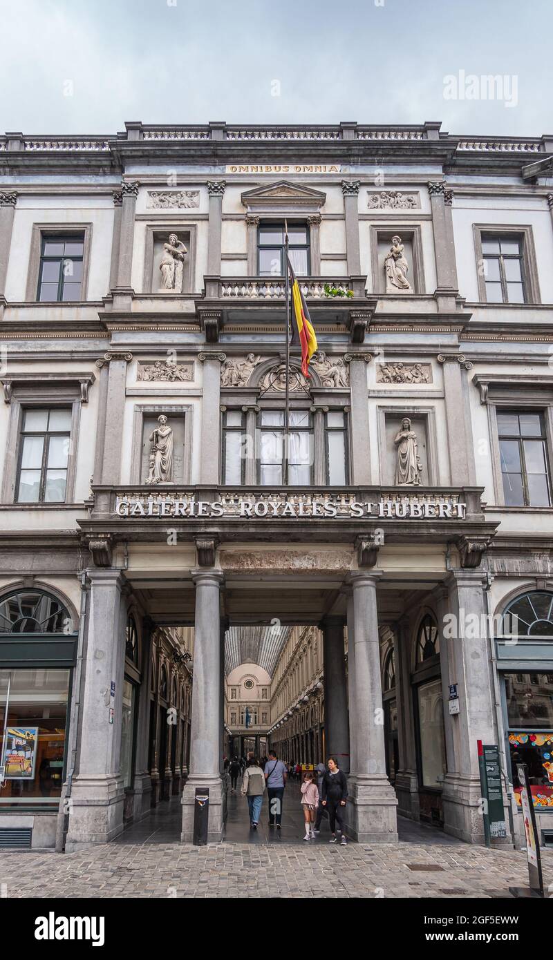 Brüssel, Belgien - 31. Juli 2021: Monumentaler Eingang zu den Galerien Royales St. Hubert ist das ikonische und historische Tor zum ältesten überdachten Einkaufszentrum i Stockfoto