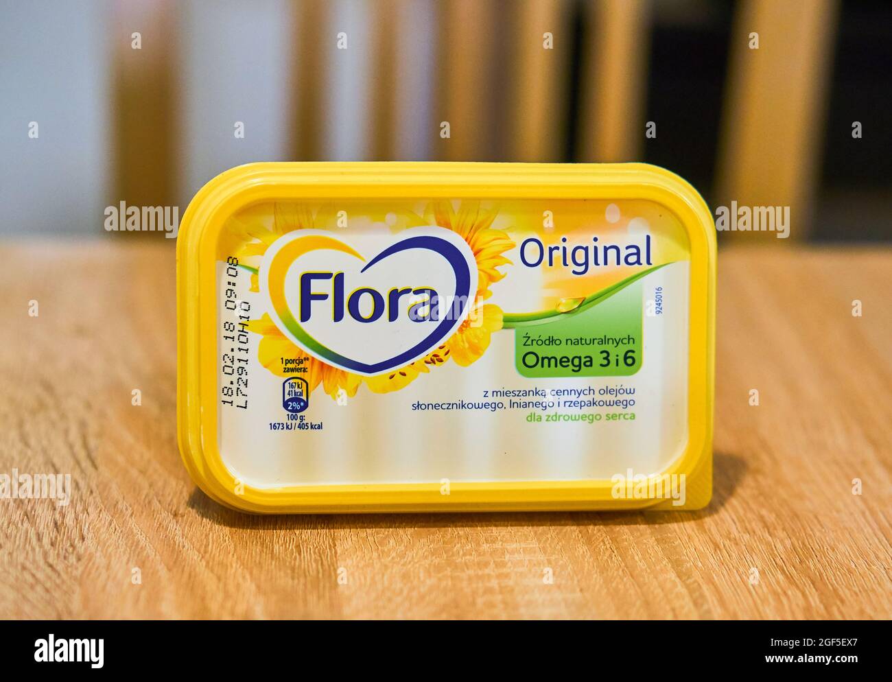 POZNAN, POLEN - 27. Nov 2017: Eine Flora Original Margarine mit Omega 3 und 6 in einer gelben Verpackung Stockfoto