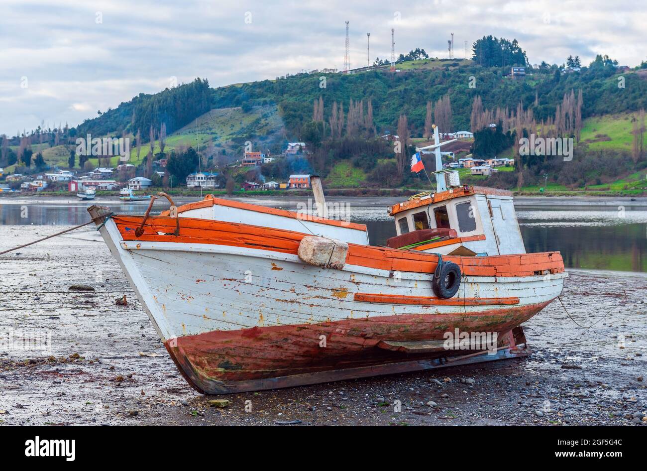Fischerboot auf trockenem Land, Castro, Chiloe Island, Chile. Stockfoto