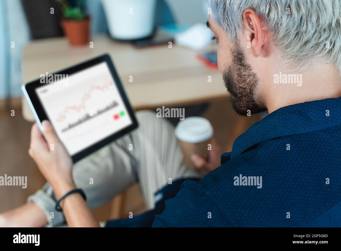 Junge Händler Mann tun Aktienanalyse Forschung auf Computer-Tablet innerhalb Startup-Büro - Fokus auf Kopf Stockfoto