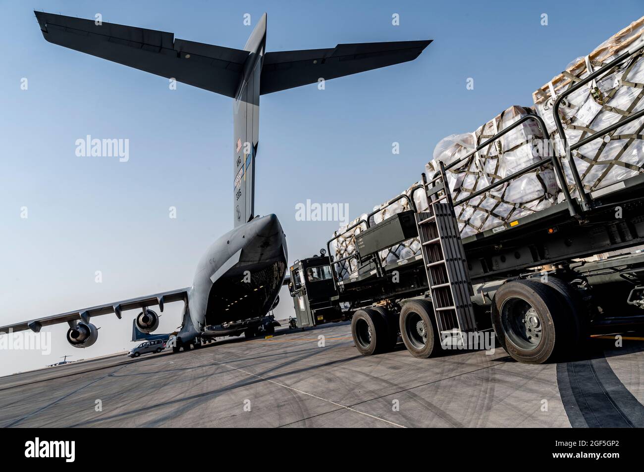 Flugträger der US-Luftwaffe bereiten sich darauf vor, Fracht an Bord eines C-17 Globemaster III zu laden, der mit dem 816. Expeditionary Airlift Squadron zur Unterstützung der Operation Allies Refuge an einem nicht bekannt gegebenen Ort eingesetzt wurde, 22. August 2021. Das Verteidigungsministerium hat sich verpflichtet, das US-Außenministerium beim Ausscheiden von US-amerikanischem und alliiertem Zivilpersonal aus Afghanistan zu unterstützen und die afghanischen Verbündeten in Sicherheit zu bringen. (USA Luftwaffe Foto von Senior Airman Brennen Lege) Stockfoto