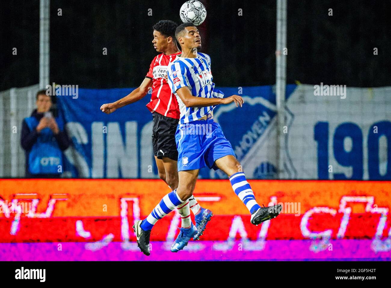 EINDHOVEN, NIEDERLANDE - 23. AUGUST: Livano Comenencia vom PSV U23 und Mawouna Amevor vom FC Eindhoven während des niederländischen Keukenkampioendivisie-Spiels zwischen PSV U23 und FC Eindhoven am 23. August 2021 im PSV Campus de Herdgang in Eindhoven, Niederlande (Foto: Joris Verwijst/Orange Picches) Stockfoto