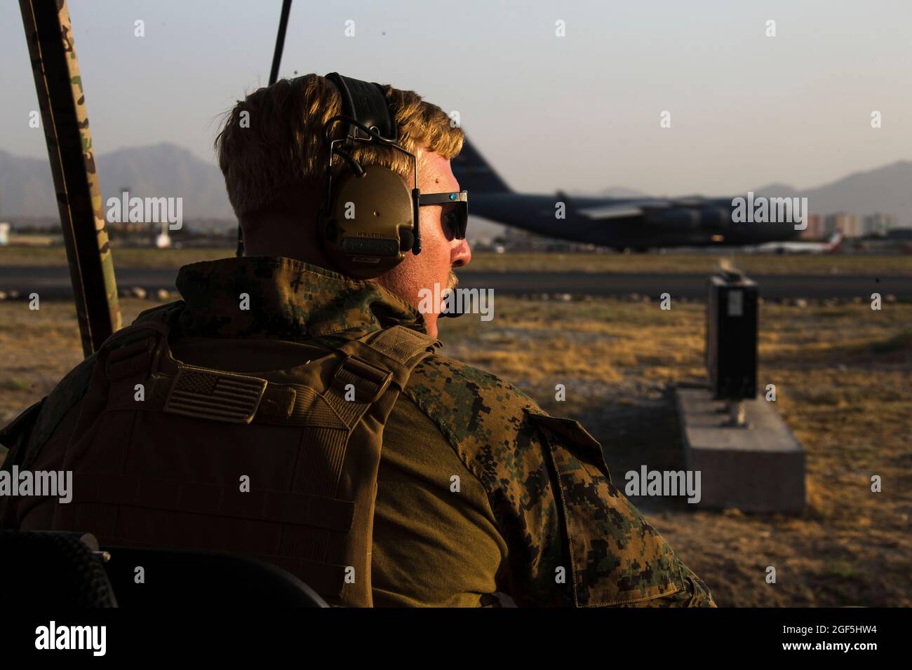 Eine Marine, die der 24. Marine Expeditionary Unit zugewiesen ist, überwacht die Flugsicherungszentrale am Hamid Karzai International Airport, Afghanistan, August 22. US-Dienstmitglieder unterstützen das Außenministerium bei einer nicht-kämpferischen Evakuierungsoperation (NEO) in Afghanistan. (USA Marine Corps Foto von CPL. Davis Harris) Stockfoto