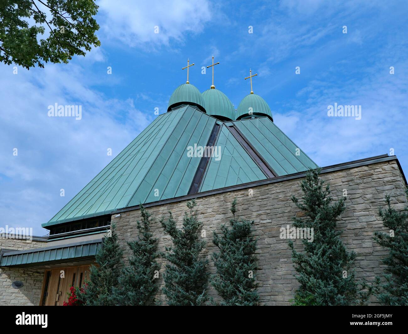Ukrainische katholische Kirche der Heiligen Eucharistie in Toronto, mit einer modernen architektonischen Variation der traditionellen zwiebelförmigen Kuppeln Stockfoto