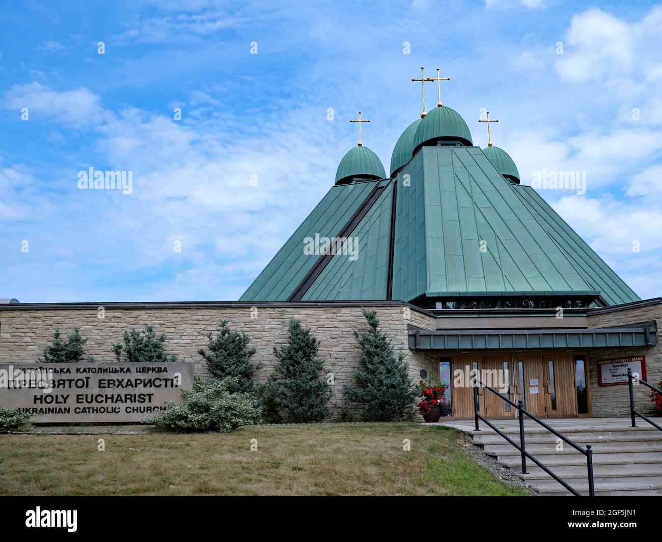 Ukrainische katholische Kirche der Heiligen Eucharistie in Toronto, mit einer modernen architektonischen Variation der traditionellen zwiebelförmigen Kuppeln Stockfoto