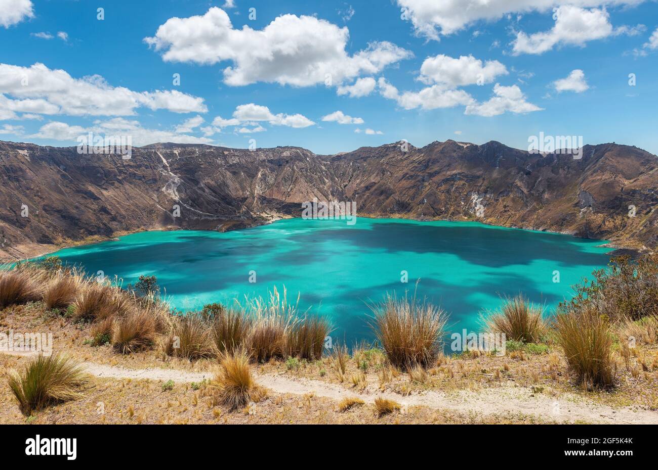 Quilotoa Vulkankrater Lagune mit türkisfarbenem Wasser und Quilotoa Loop Wanderweg in der Nähe von Quito, Ecuador. Stockfoto