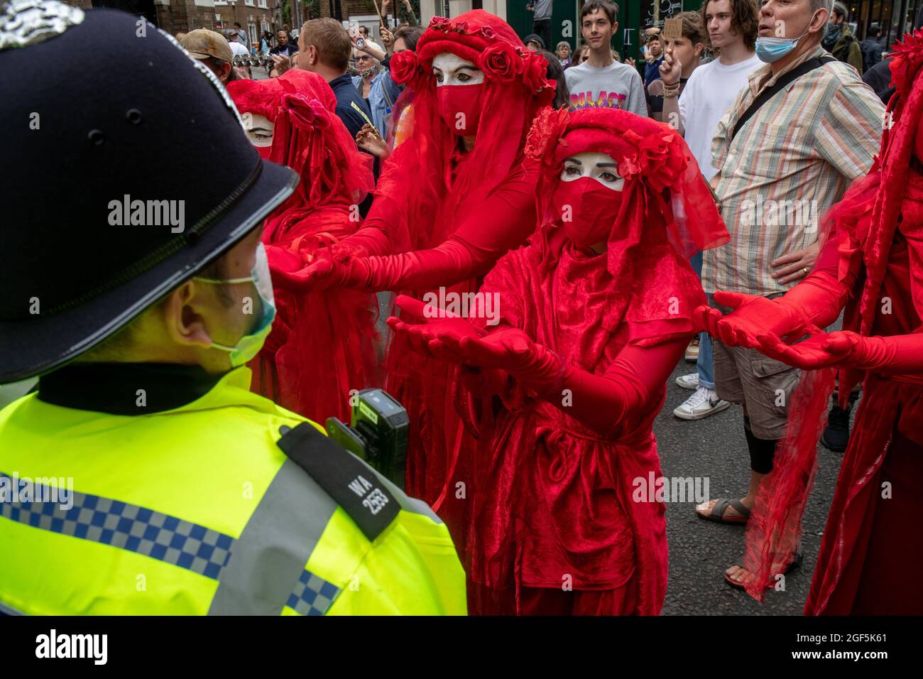 LONDON, ENGLAND - 23 2021. AUGUST, Extinction Rebellion übernimmt Londons West End am ersten Tag einer zwei Wochen geplanten Übernahme durch London Credit: Lucy North/Alamy Live News Stockfoto