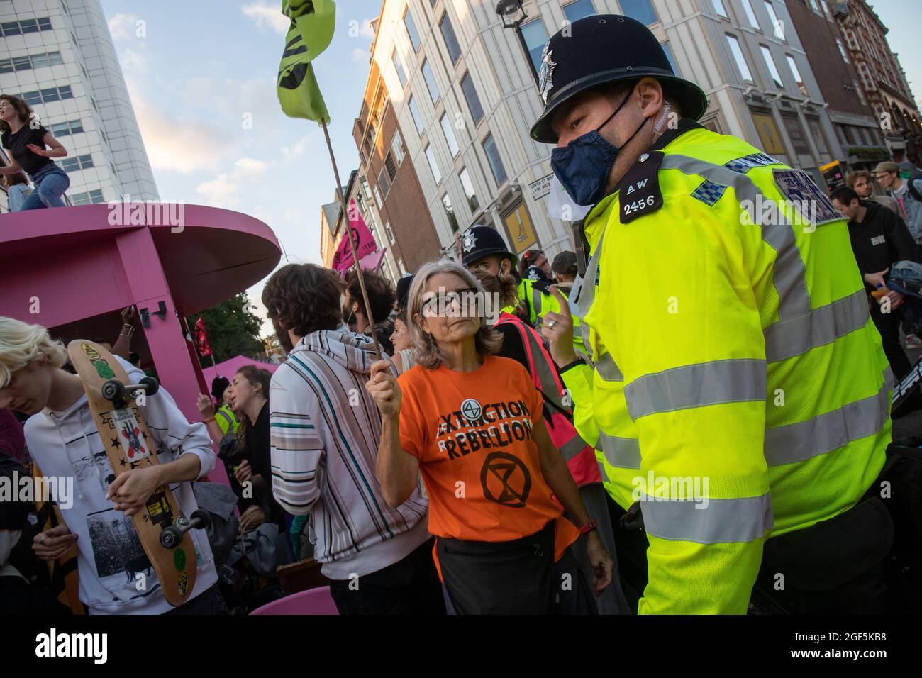 LONDON, ENGLAND - 23 2021. AUGUST, Extinction Rebellion übernimmt Londons West End am ersten Tag einer zwei Wochen geplanten Übernahme durch London Credit: Lucy North/Alamy Live News Stockfoto