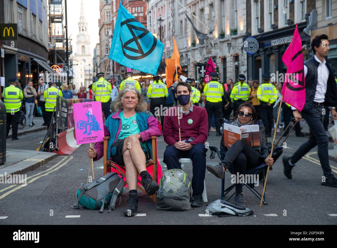 LONDON, ENGLAND - 23 2021. AUGUST, Extinction Rebellion übernimmt Londons West End am ersten Tag einer zwei Wochen geplanten Übernahme durch London Credit: Lucy North/Alamy Live News Stockfoto
