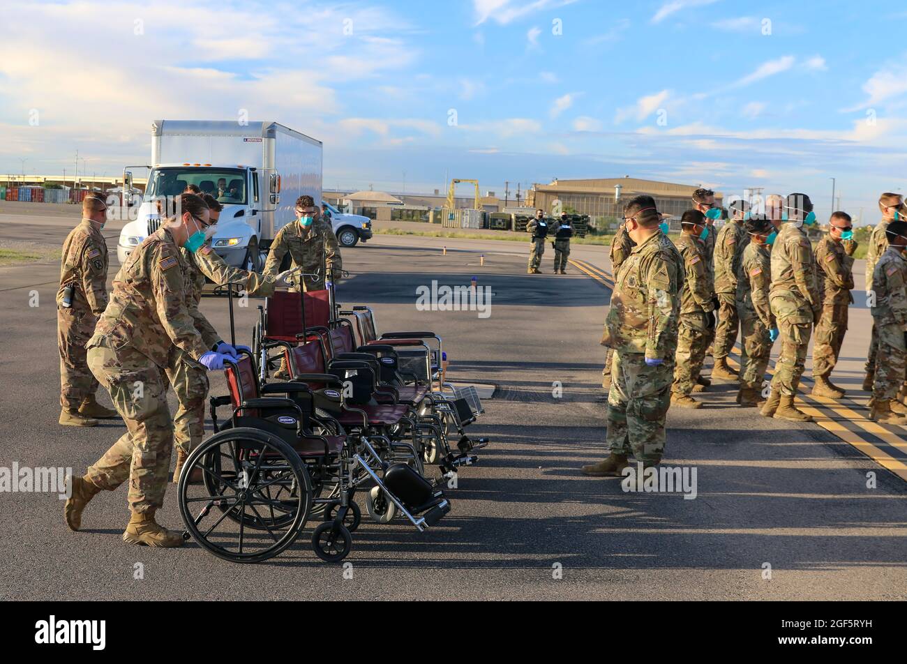 Soldaten der 2. Brigade, 1. Panzerdivision, bereiten sich darauf vor, Passagiere an Bord des ersten Fluges vom Kabul Hamid Karzai International Airport in Fort Bliss, Texas, am 21. August 2021 medizinische Hilfe zu leisten. Das Verteidigungsministerium stellt zur Unterstützung des Außenministeriums Transportmittel und provisorische Unterkünfte zur Verfügung, um die Operation Allies Refuge zu unterstützen. Diese Initiative geht auf das Engagement Amerikas für afghanische Bürger zurück, die den Vereinigten Staaten geholfen haben, und bietet ihnen wichtige Unterstützung an sicheren Orten außerhalb Afghanistans. (USA Foto der Armee von Maj. Steven Modugno) Stockfoto