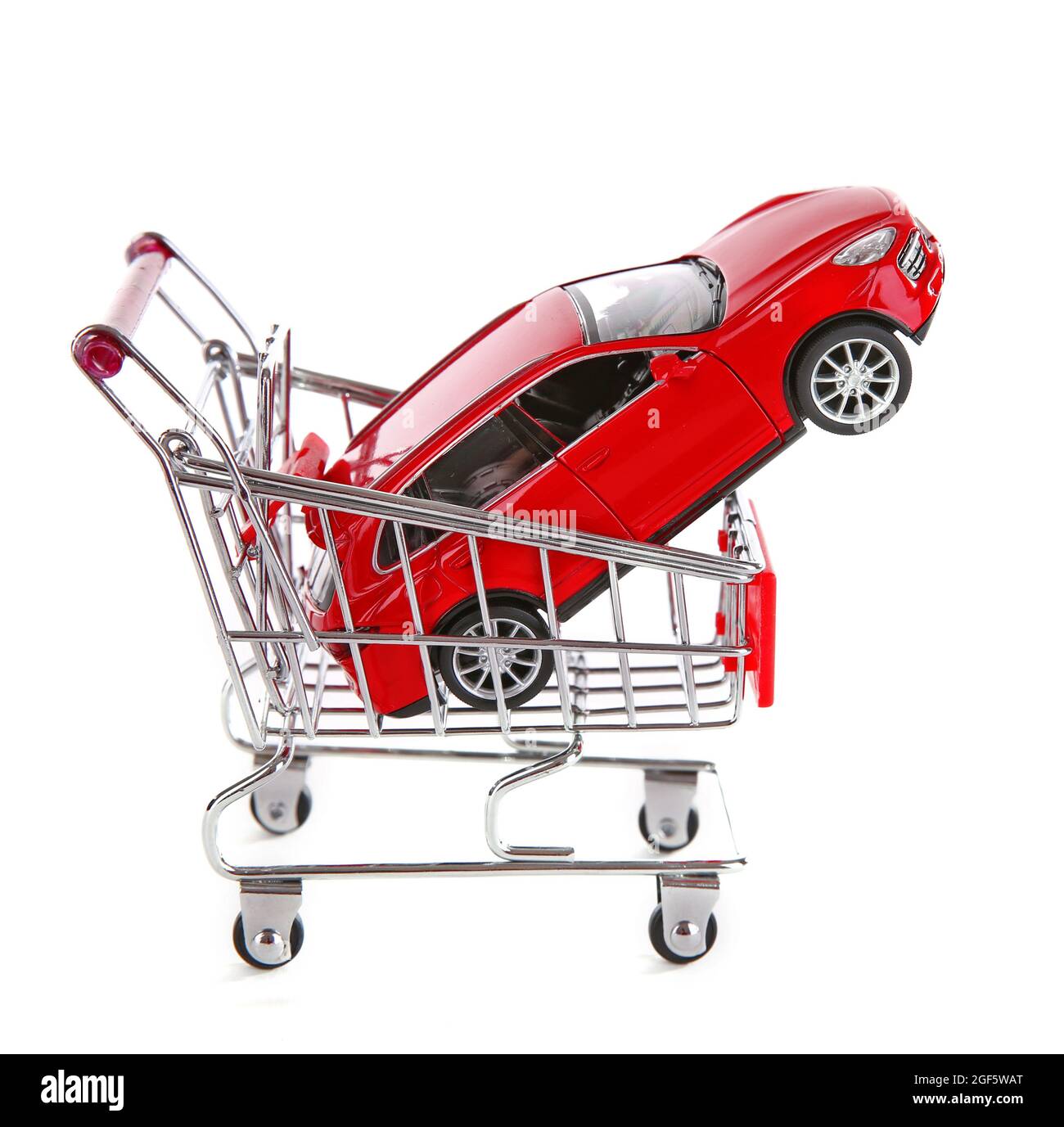 Rotes Auto in Einkaufswagen, isoliert auf weiß Stockfotografie - Alamy