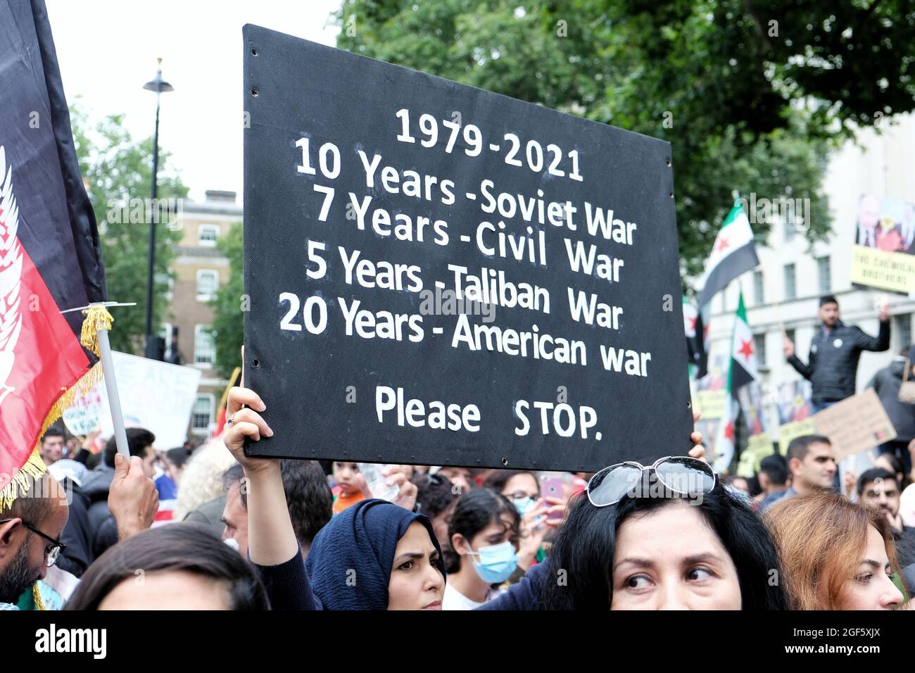 London, Großbritannien. Ein Protestler hält ein Plakat hoch, das jahrelange Konflikte in Afghanistan zeigt, wobei Bürger unter 45 Jahren nur wenig über Instabilität wissen. Stockfoto