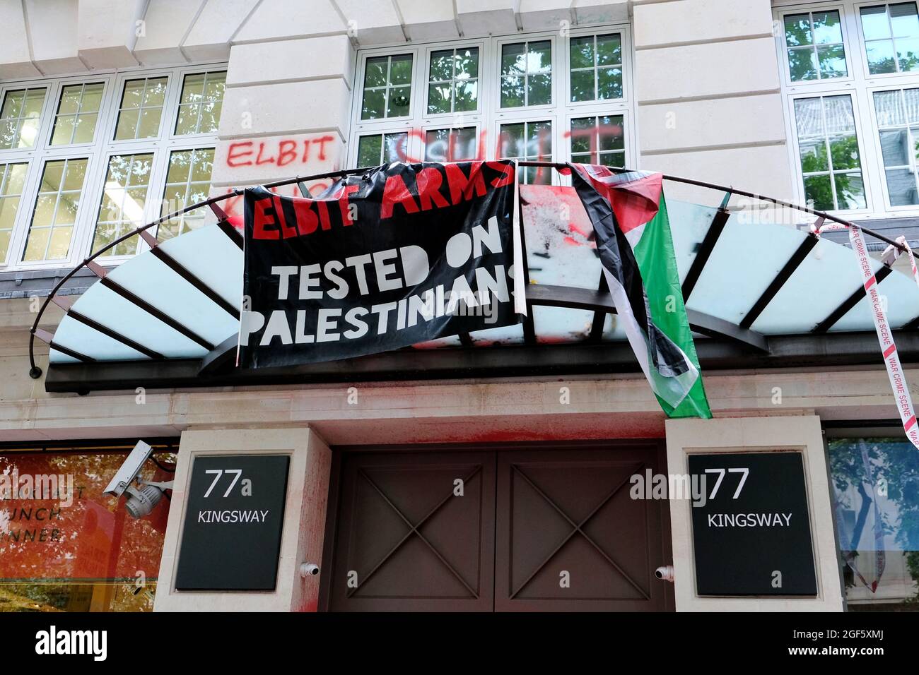 London, Großbritannien. Aktivisten der palästinensischen Aktion sprühen das Hauptquartier von Elbit Systems. Das Unternehmen verkauft Millitary-Technologie und Drohnen. Stockfoto