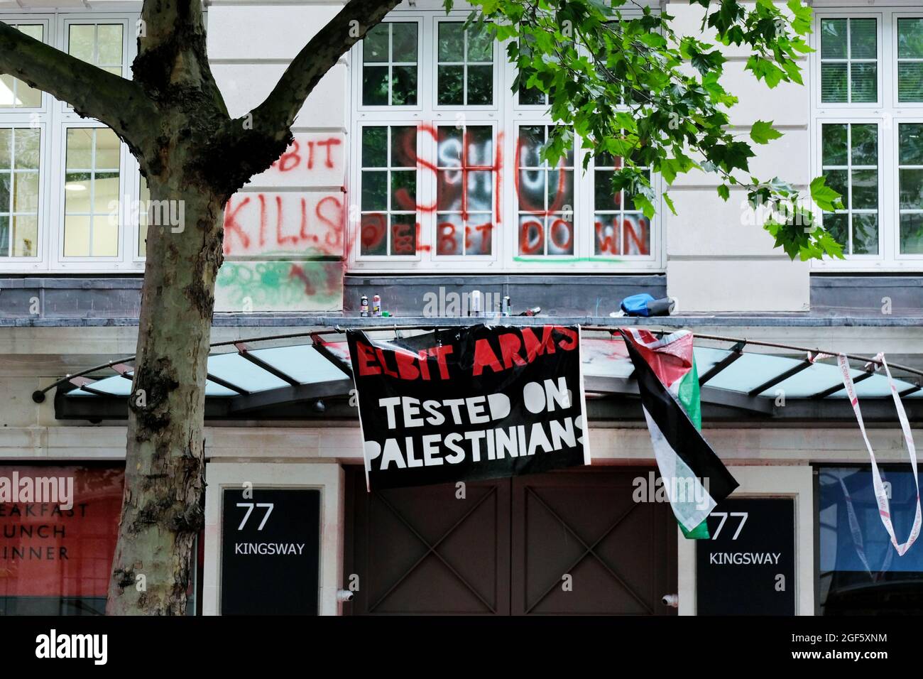London, Großbritannien. Aktivisten der palästinensischen Aktion sprühen das Hauptquartier von Elbit Systems. Das Unternehmen verkauft Millitary-Technologie und Drohnen. Stockfoto