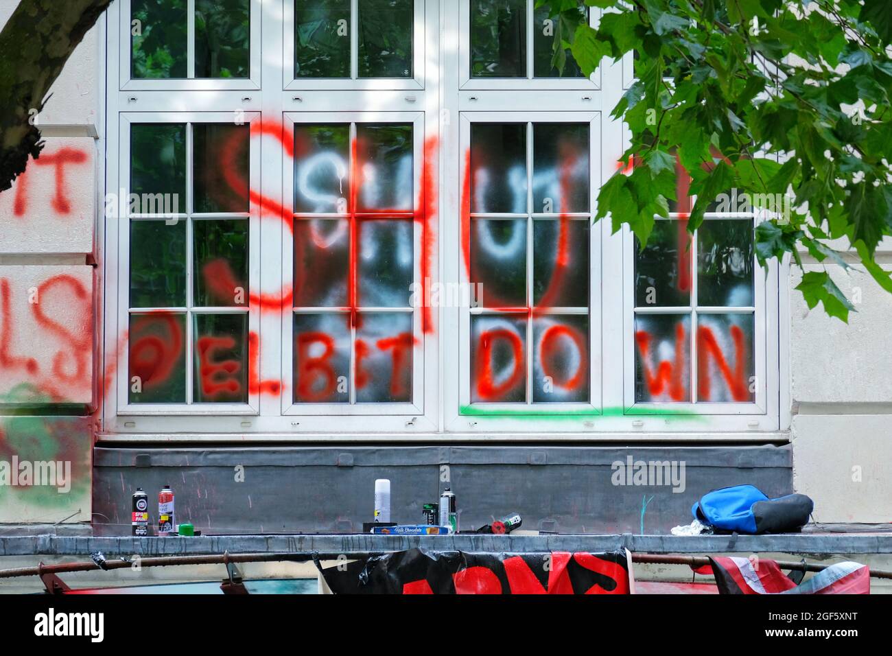 London, Großbritannien. Aktivisten der palästinensischen Aktion sprühen das Hauptquartier von Elbit Systems. Das Unternehmen verkauft Millitary-Technologie und Drohnen. Stockfoto