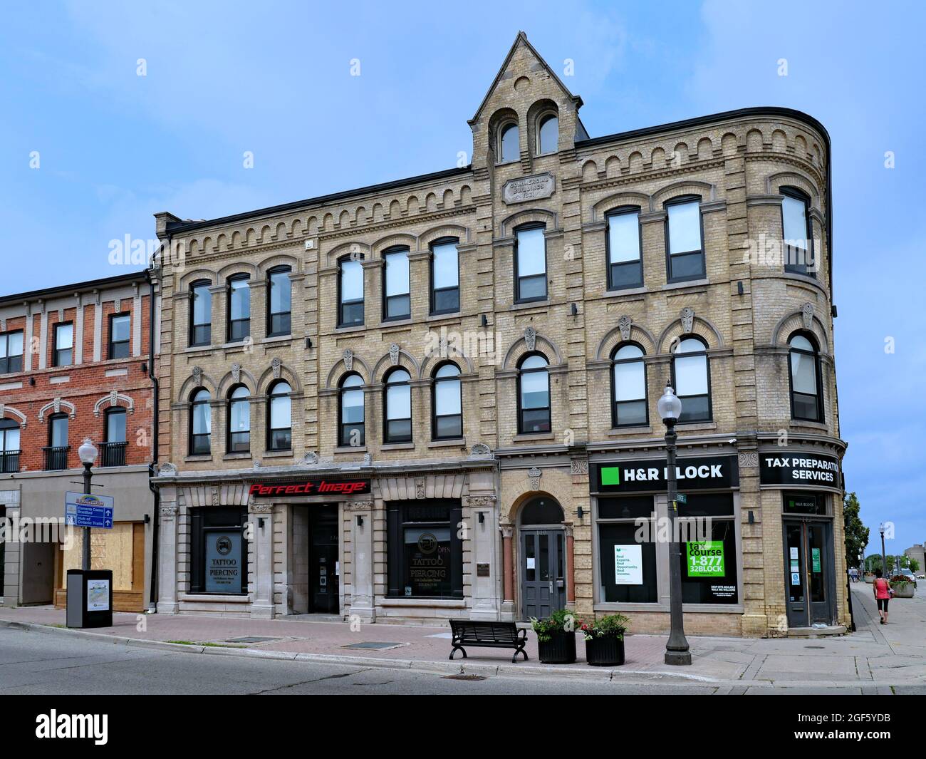 Ontario, Kanada - 13. August 2021: Alte Handelsgebäude aus dem 19. Jahrhundert geben der Innenstadt ein Gefühl von Kontinuität und Geschichte. Stockfoto