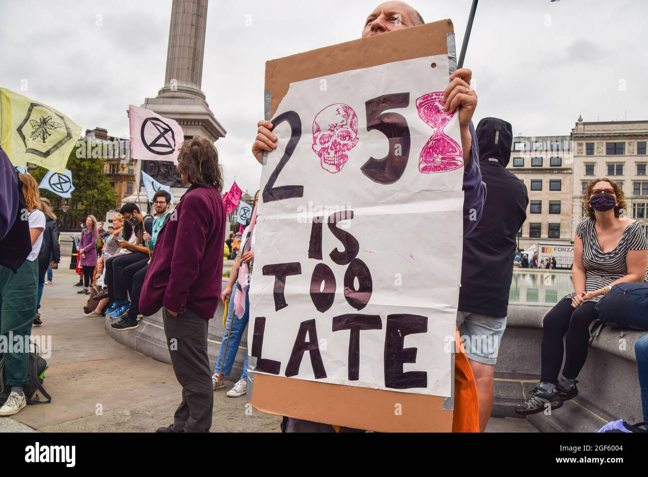 London, Großbritannien. August 2021. Ein Demonstrator hält ein Plakat, auf dem steht, dass 2050 während des Protestes auf dem Trafalgar Square zu spät ist. Extinction Rebellion Protestierende versammelten sich im Zentrum von London zum Start ihrer zweiwöchigen Kampagne mit dem Titel Impossible Rebellion und forderten die britische Regierung auf, in der Umwelt- und Klimakrise sinnvoll zu handeln. (Foto: Vuk Valcic/SOPA Images/Sipa USA) Quelle: SIPA USA/Alamy Live News Stockfoto