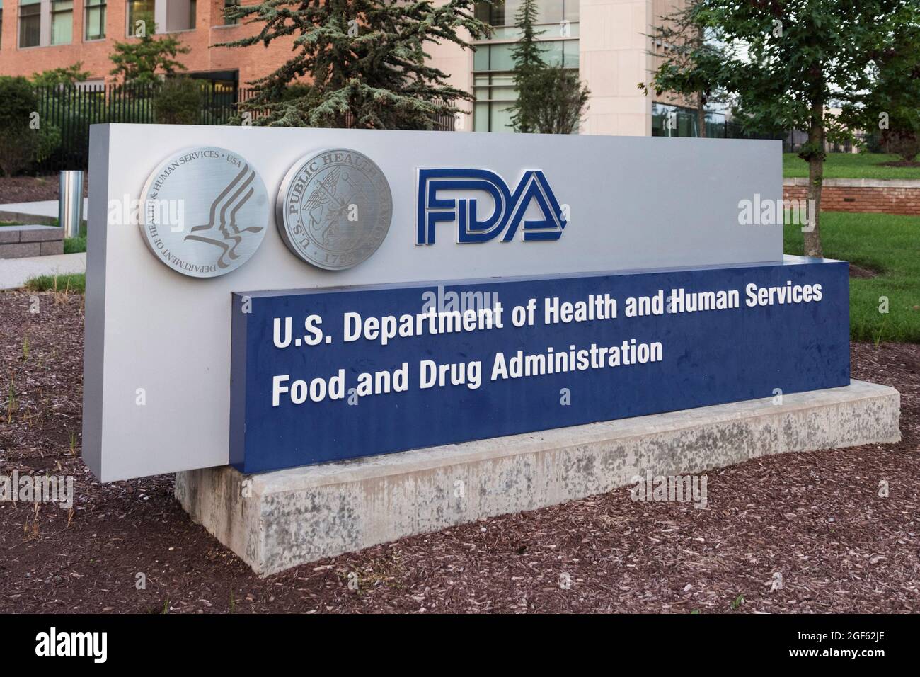 Washington, USA. August 2021. Das am 23. August 2021 aufgenommene Foto zeigt die US-amerikanische Food and Drug Administration in Silver Spring, Maryland, USA. Die US-amerikanische Food and Drug Administration (FDA) hat am Montag den Pfizer/BioNTech COVID-19-Impfstoff für Menschen ab 16 Jahren vollständig genehmigt. Kredit: Ting Shen/Xinhua/Alamy Live Nachrichten Stockfoto