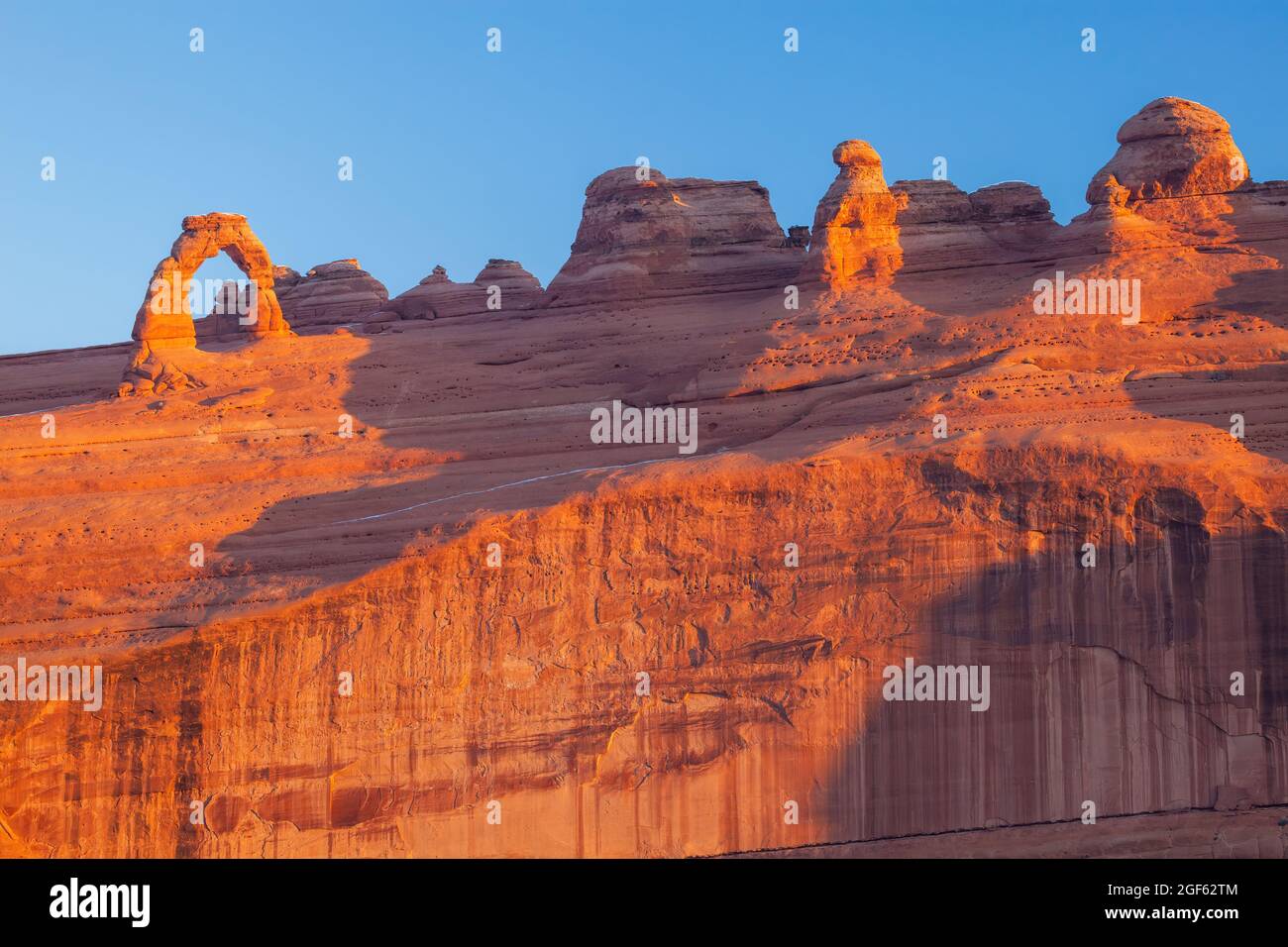 Delicate Arch vom Delicate Arch Viewpoint bei Sonnenaufgang, Arches National Park, Utah Stockfoto