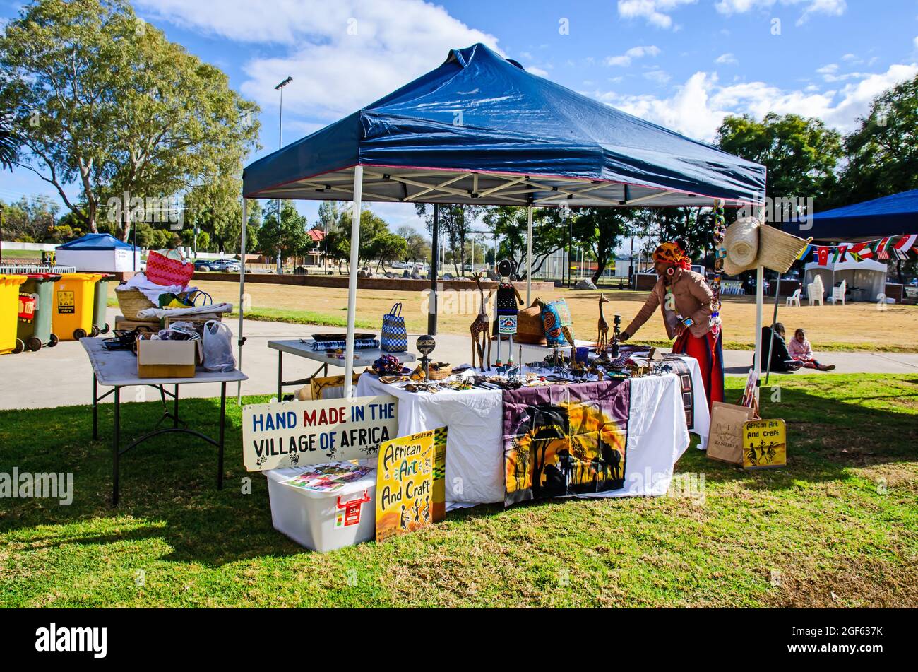 Einrichtung eines Verkaufsstandes für afrikanische Kunst und Kunsthandwerk beim Multikulturellen Festival von Tamworth, Australien. Stockfoto
