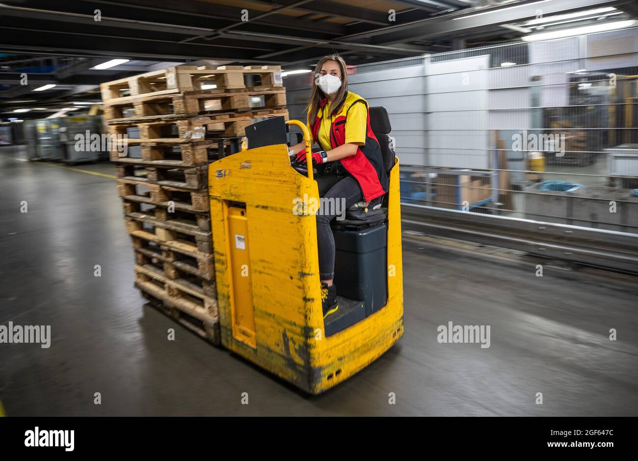 19. August 2021, Baden-Württemberg, Köngen: Adriana Tec, Dispatcher im DHL Paketzentrum in Köngen, fährt während ihrer Nachtschicht mit einem Staber Paletten durch das Paketzentrum. (An dpa: 'Hohes Paketvolumen im DHL-Distributionszentrum - Corona oder nicht') Foto: Christoph Schmidt/dpa Stockfoto