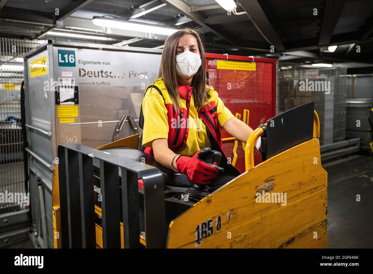 19. August 2021, Baden-Württemberg, Köngen: Adriana Tec, Dispatcher im DHL Paketzentrum in Köngen, fährt in ihrer Nachtschicht eine Stablere durch das Paketzentrum. (An dpa: 'Hohes Paketvolumen im DHL-Distributionszentrum - Corona oder nicht') Foto: Christoph Schmidt/dpa Stockfoto