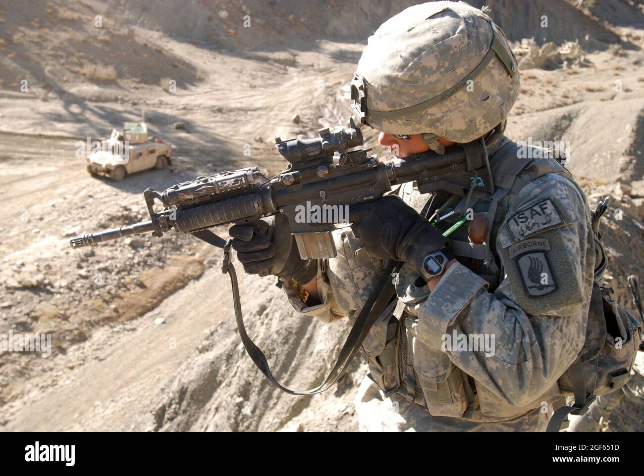 Ein Fallschirmjäger vom 1. Bataillon (Airborne), 503. Infanterie-Regiment, 173. Luftbrigade, scannt den Boden und sorgt für Sicherheit für einen Konvoi, der durch die Berge der Provinz Paktika, Afghanistan, am 10. November geht. Stockfoto