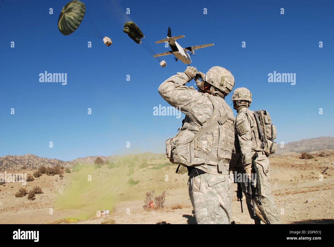 Ein Fallschirmjäger vom 1. Bataillon (Airborne), 503. Infanterie-Regiment, 173. Luftbrigade, beobachtet, wie ein Flugzeug über dem Himmel fliegt, während er in der Provinz Paktika, Afghanistan, am 9. November Vorräte abgibt. Stockfoto