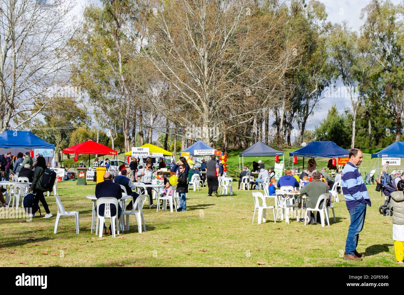 Menschen bei der multikulturellen Food Fiesta Mitte Winter. Tamworth Australien. Stockfoto