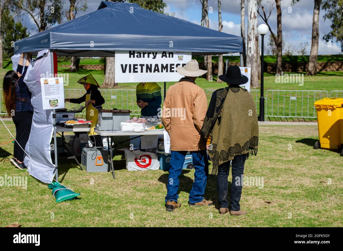 Kunden, die an einem multikulturellen Tag auf vietnamesisches Essen warten. Tamworth Auustralia. Stockfoto