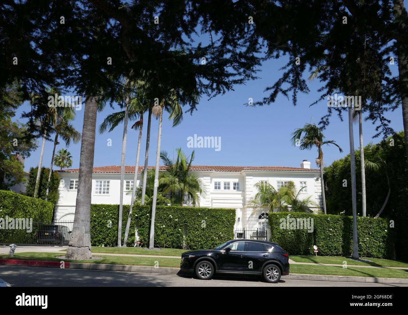 Beverly Hills, Kalifornien, USA 20. August 2021 EINE allgemeine Sicht auf die Atmosphäre des ehemaligen Hauses von Produzent Jeffrey Katzenberg in der 708 N. Hillcrest Road am 20. August 2021 in Beverly Hills, Kalifornien, USA. Foto von Barry King/Alamy Stockfoto Stockfoto