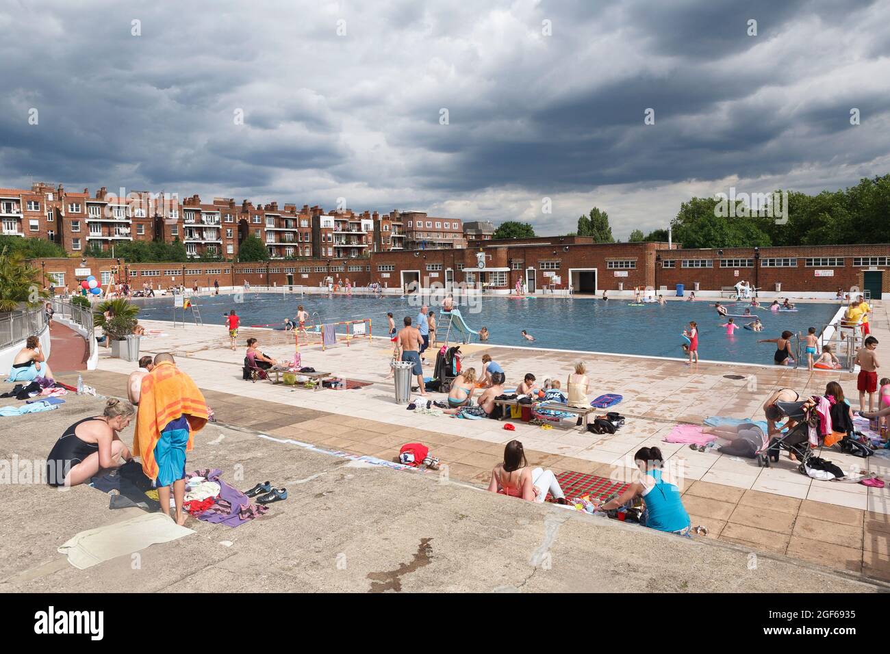 Menschen, die das Parliament Hill Fields Lido genießen, werden auch als Hampstead Heath Lido bekannt. Das lido wurde am 20. August 1938 eröffnet und von H. A. Rowboth entworfen Stockfoto