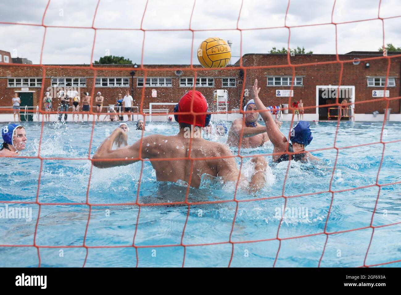 Wasserball-Spiel, das im Parliament Hill Fields Lido stattfindet, auch bekannt als Hampstead Heath Lido. Das lido wurde am 20. August 1938 eröffnet und wurde designt Stockfoto