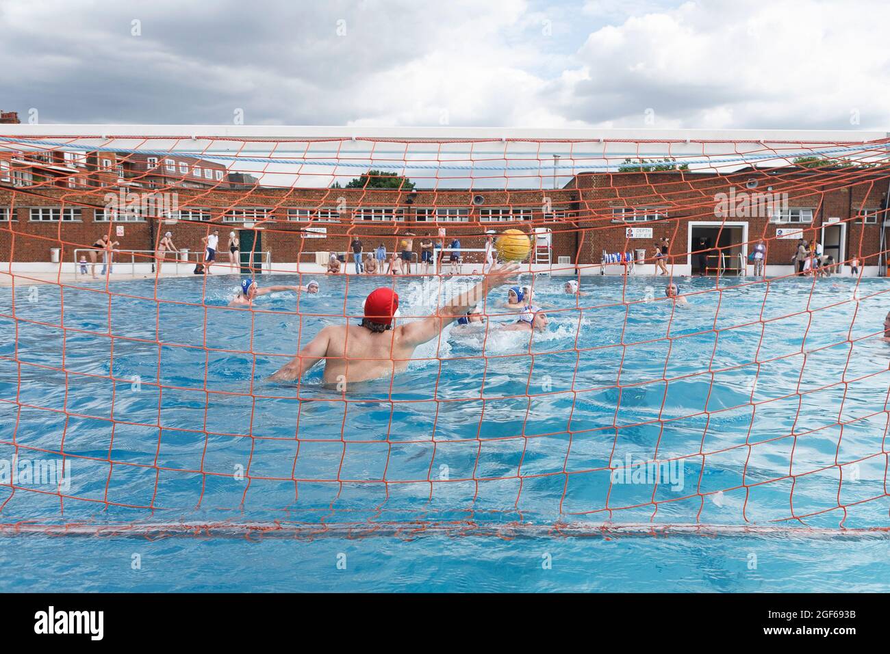 Wasserball-Spiel, das im Parliament Hill Fields Lido stattfindet, auch bekannt als Hampstead Heath Lido. Das lido wurde am 20. August 1938 eröffnet und wurde designt Stockfoto