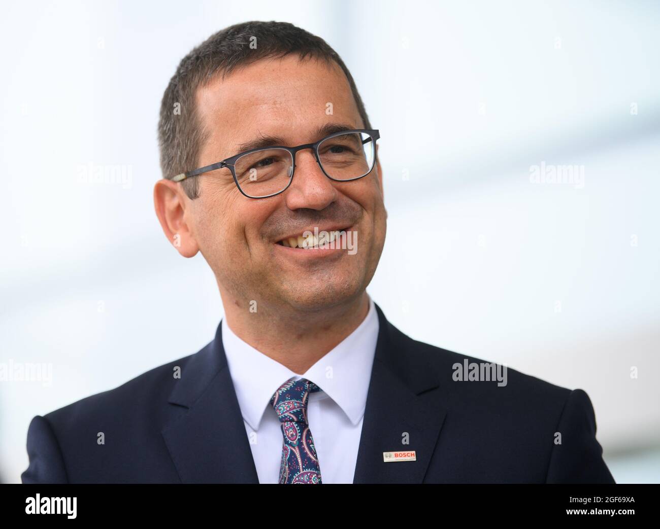 Dresden, Deutschland. August 2021. Christian Koitzsch, Werksleiter der Bosch Wafer Fab in Dresden, steht nach einem Besuch des deutschen Präsidenten im Halbleiterwerk von Bosch vor dem Werk. Quelle: Robert Michael/dpa-Zentralbild/dpa/Alamy Live News Stockfoto