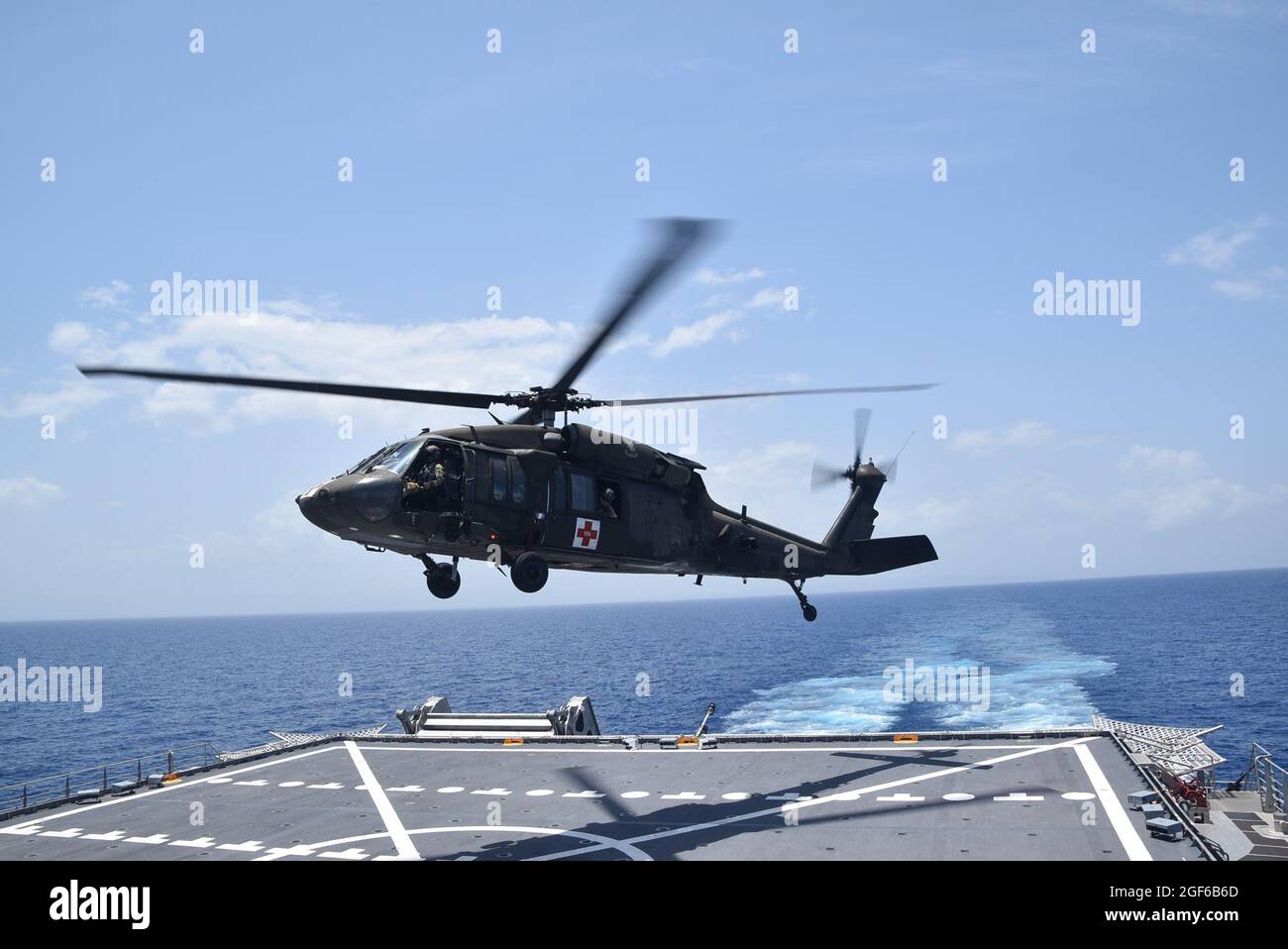 210821-N-N3764-0105 KARIBISCHES MEER- (AUG 21, 2021) – EIN Hubschrauber der US-Armee UH-60 Blackhawk hebt nach dem Tanken am 21. August 2021 vom Expeditions-Schnelltransportschiff USNS Burlington (T-EPF 10) der Spearhead-Klasse ab. Burlington wird nach einem Erdbeben der Stärke 7.2 am 14. August 2021 bei den U.S. Naval Forces Southern Command/U.S. 4th Fleet eingesetzt, um humanitäre Hilfe und Katastrophenhilfe (HADR) in Haiti zu unterstützen. (USA Navy Foto/veröffentlicht) Stockfoto