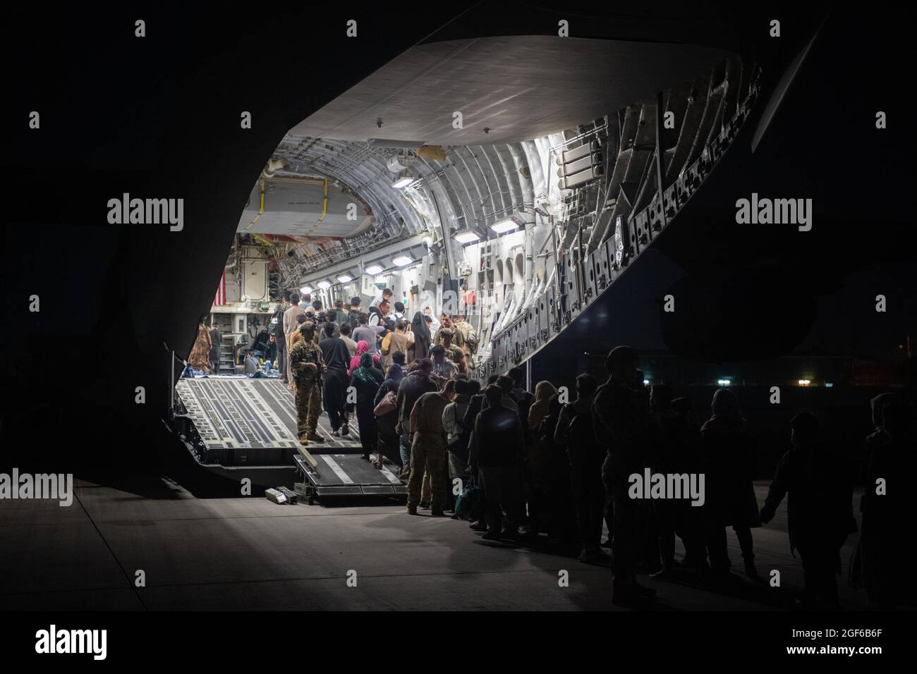 Afghanische Passagiere steigen während der Evakuierung in Afghanistan am Hamid Karzai International Airport (HKIA), Afghanistan, am 22. August 2021 an Bord einer US-Luftwaffe C-17 Globemaster III. Stockfoto