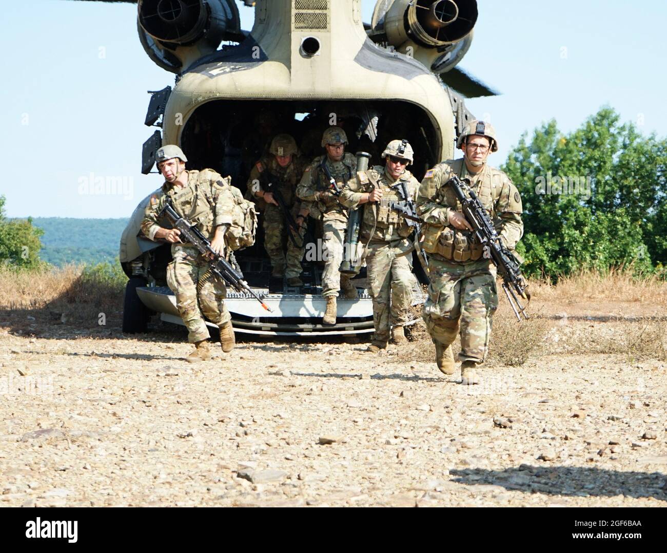 Die Soldaten des 11B3O Advanced Leader Course steigen von einem CH-47 Chinook aus und begeben sich während ihrer Feldtrainingsübung am 13. August 2021 in Fort Indiantown Gap, Pennsylvania, zur Sicherheitskontrolle rund um den Hubschrauber. Die Soldaten, angeführt von den Kadern des regionalen Trainingsinstituts des 166. Regiments, werden in verschiedenen Szenarien auf dem Feld (USA) nach ihren Führungsfähigkeiten und ihrer Gemeinschaft bewertet Armeefoto von Sgt. 1. Klasse Matthew Keeler). Stockfoto